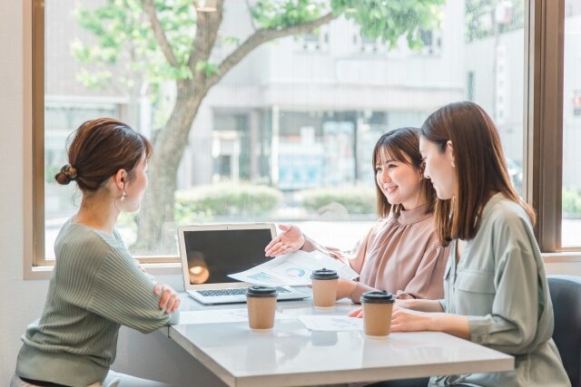 ミーティング中の女性三人