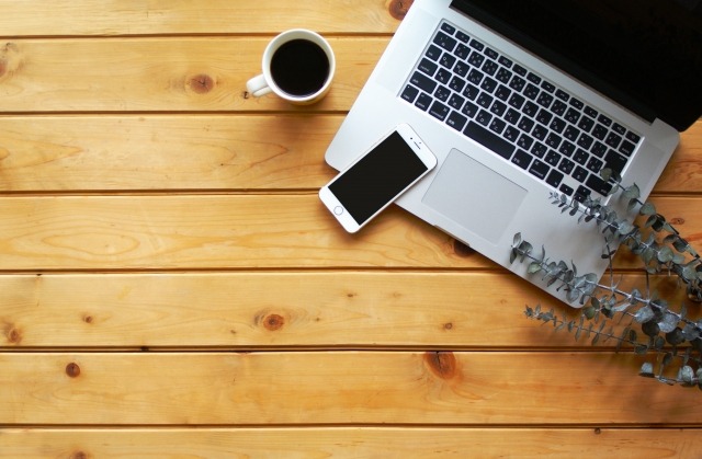 ノートPCとスマホとコーヒー