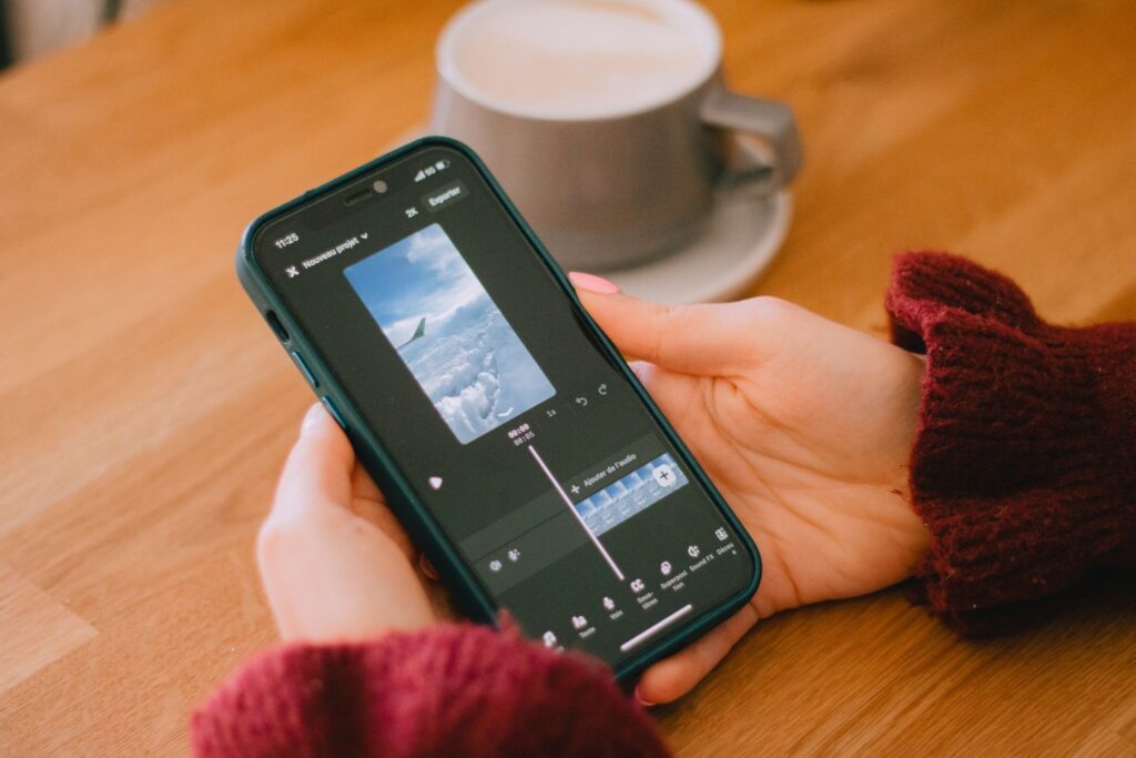 スマホで動画編集をしている様子